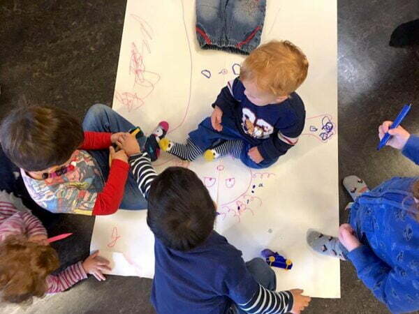 bambini di 1-3 anni giocano disegnando