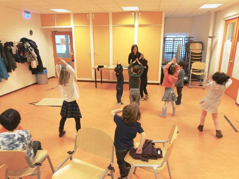 bambini che cantano durante Scopriamo l'Italia