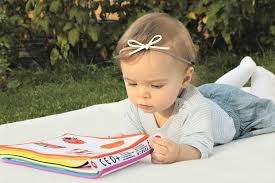 bimba di 1-2 anni legge un libro