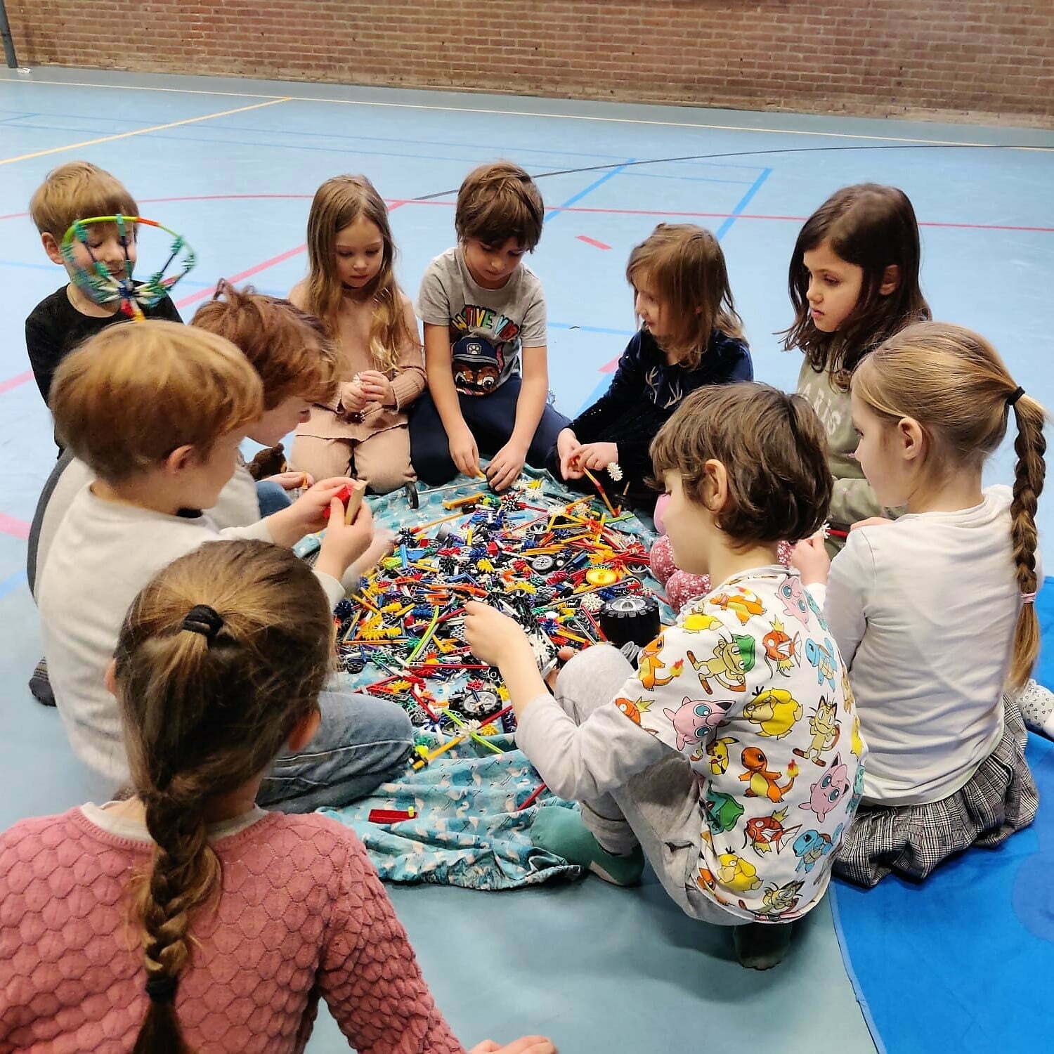 i bambini costruiscono lego insieme