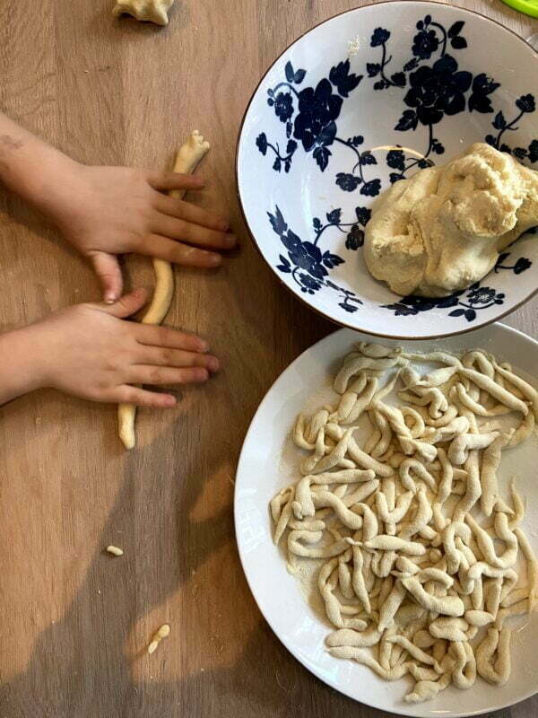 bambino che prepara pasta fresca