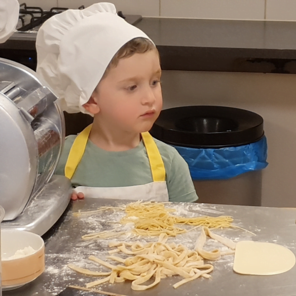 bambino che prepara la pasta