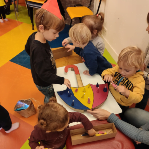 attività con ombrelli per bambini 1-3 anni