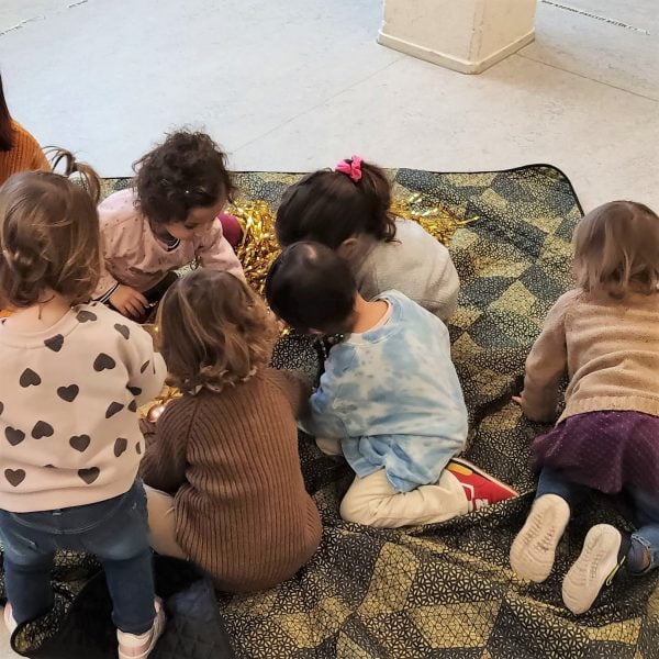 Bambini mini su un tappeto