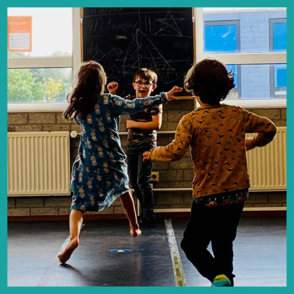 bambini ballano insieme