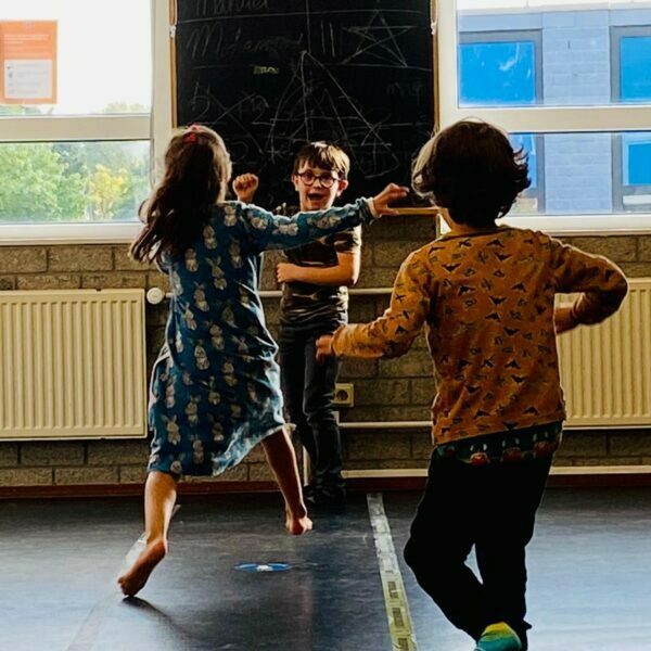 I bambini Musical ballano con gioia