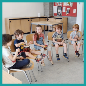 Durante un incontro GIocoMusica 4-7 anni bambini si esercitano con gli strumenti