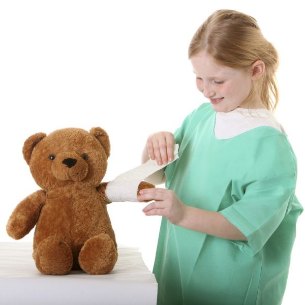 una bambina che cura il suo orsacchiotto ricorda l'importanza del workshop di primo soccorso pediatrico