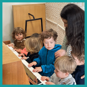 4 kinderen die aan de piano zitten, beleven muziek tijdens de cursus GiocoMusica