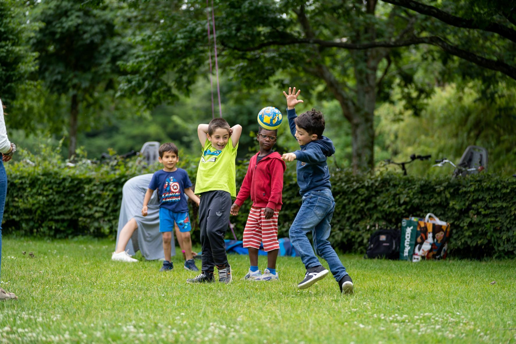 bambini giocano al parco durante la festa stivaletto