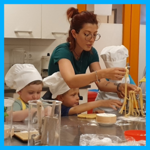 De kinderen van de kookworkshop 2-4 jaar maken samen met Jasmine de pasta