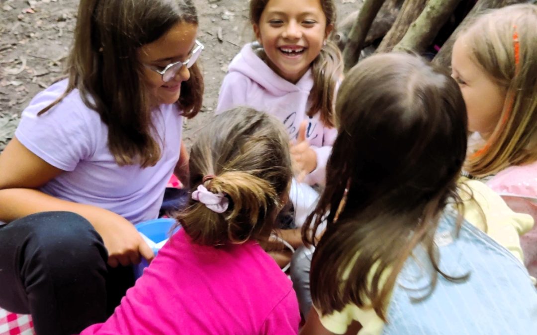 Cinque bambine ridono insieme al camp Herfstvakantie 2023