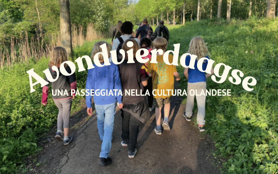 Un gruppo di bambini visti di schiena passeggiano in un parco urante l'avondvierdaagse